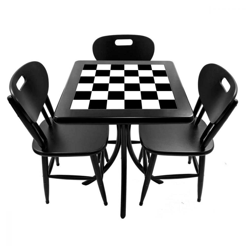 Uma cadeira com padrão xadrez e costas quadradas.