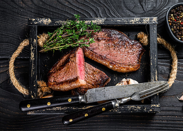 Carne e utensílios em uma bandeja