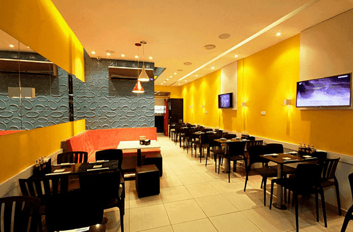 Restaurante com parede amarela