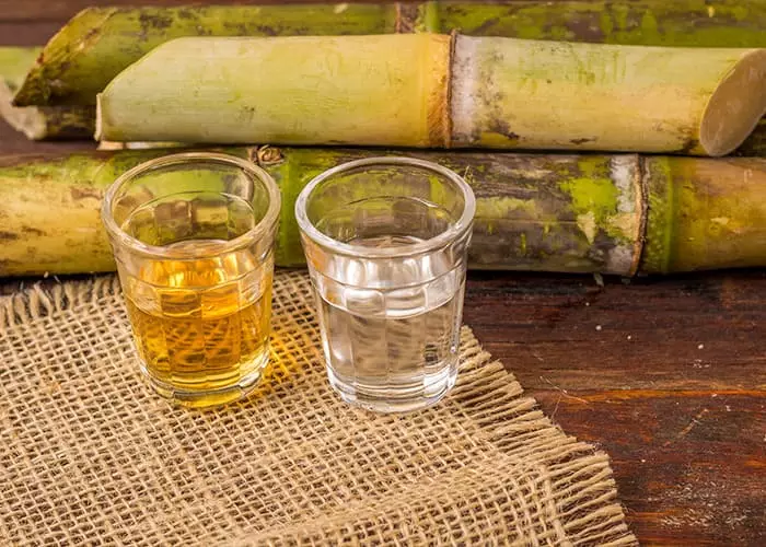 Dois copos de cachaça