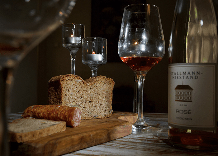 Vinho rosé com pães