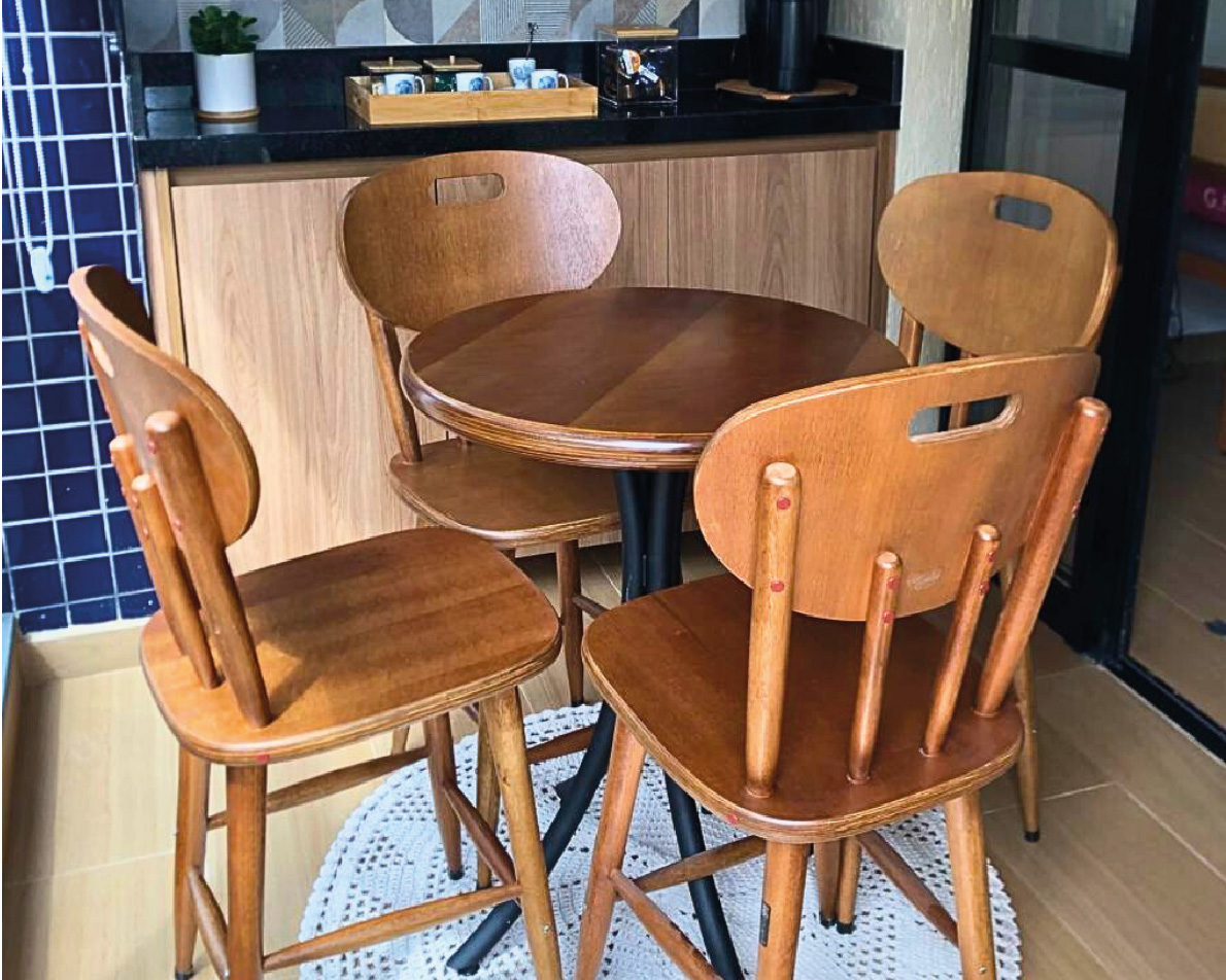 Conjunto Mesa Madeira Pequena com Tampo Redondo Tambo Com 4 Cadeiras Tambo