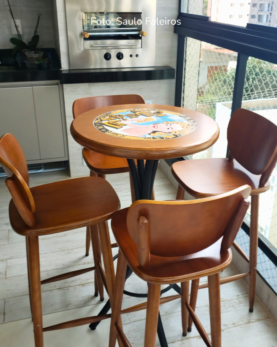 Mesa Bistrô alta com tampo em em madeira e azulejo personalzados