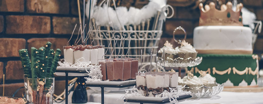 buffet com doces e um bolo
