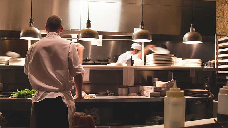 11 dicas práticas de como cortar gastos em um restaurante sem perder a qualidade