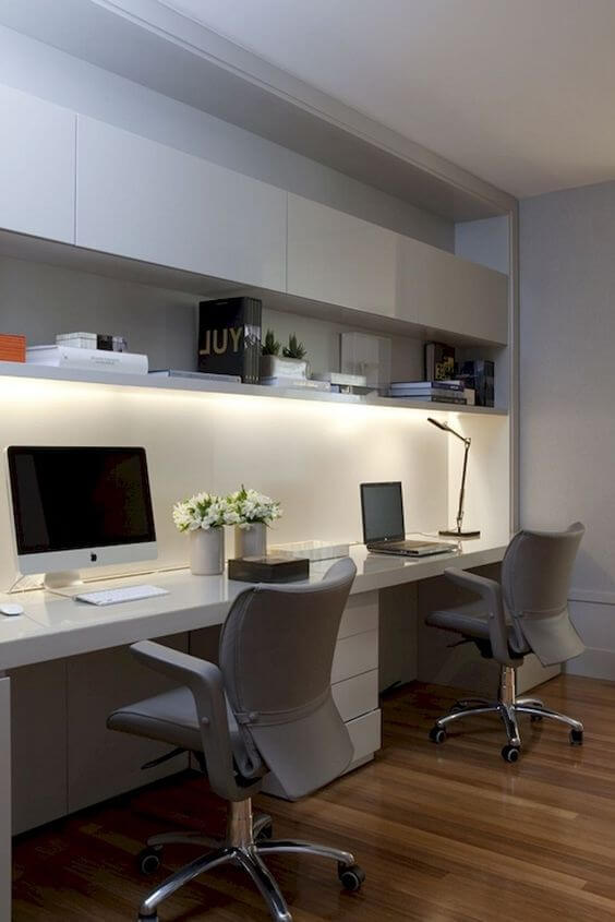 Home Office com dois lugares para trabalhar. Em tons de branco