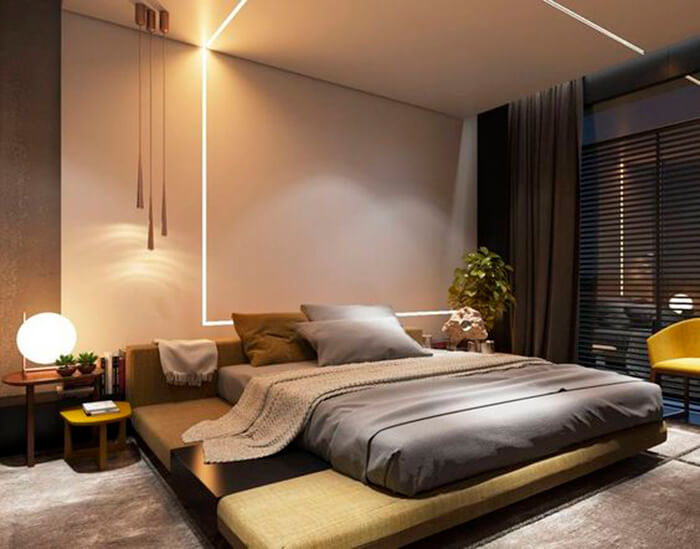 Quarto com rasgo de luz na parede, cama de casal e planta de decoração ao lado