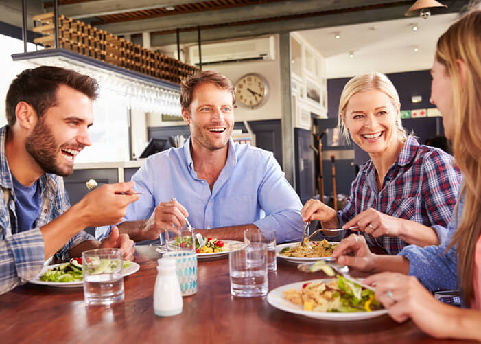 Grupo de pessoas almoçando em restaurante