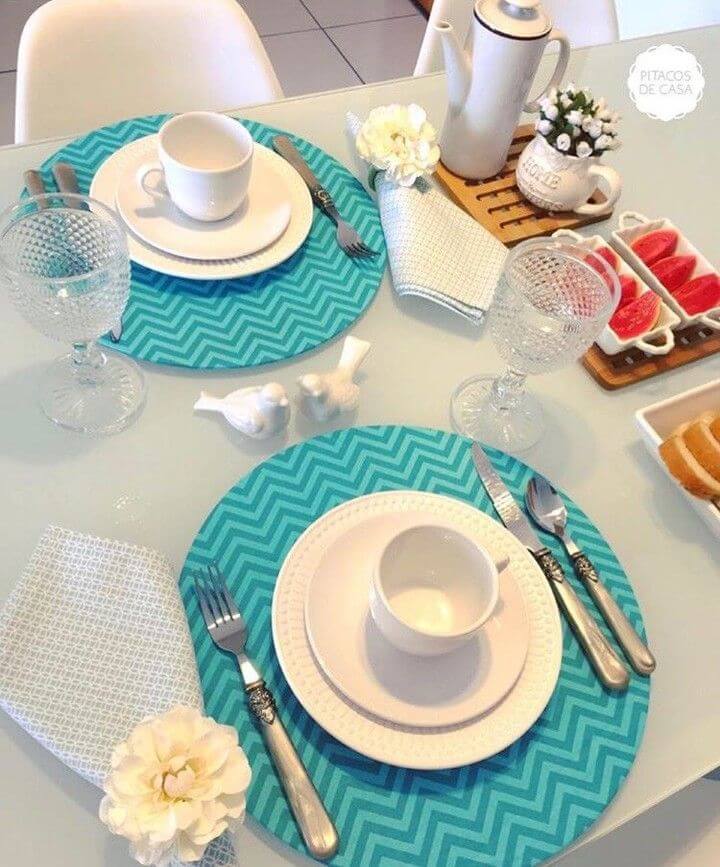 Mesa posta para café da manhã, louça branca com souplast azul