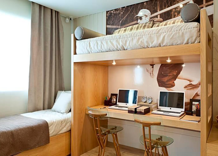 quarto com móvel funcional cama de solteiro na parte superior e escrivaninha na parte de baixo. Cama de solteiro também do lado esquerdo.