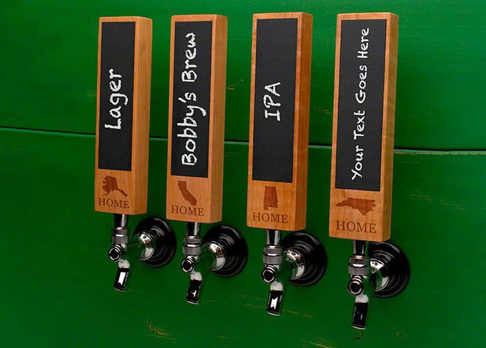  torneiras de cervejas no estilo self service com cabo de madeira escrito em lousa a identificação de cada cerveja