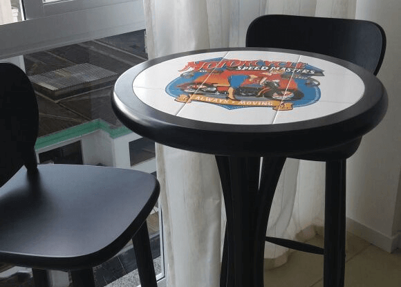 mesa preta de madeira com azulejo estampado com desenho de moto. Design Tambo Para os amantes de moto <3 