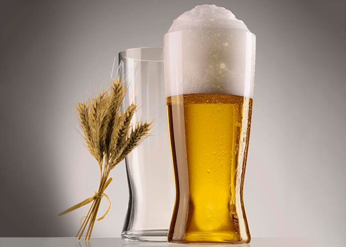 copo lager com cerveja e copo sem com trigo