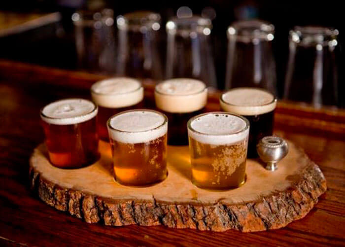 pedaço-de-madeira-de-apoio-para-vários-copos-de-cervejas-diferentes