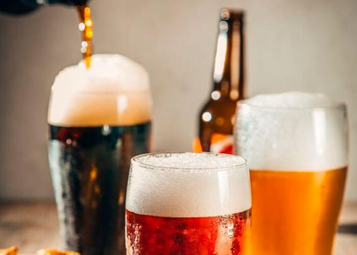 três-copos-de-cerveja-de-cores-diferentes
