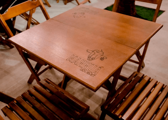 Mesa dobrável de madeira com cadeiras