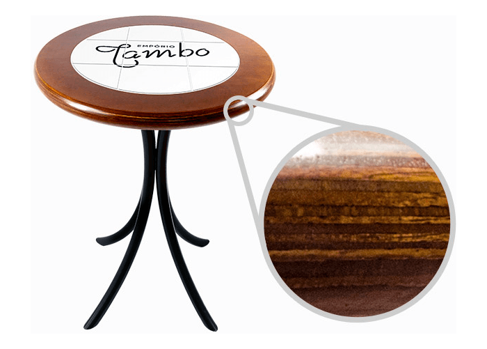 Mesa com tampo redondo mostrando detalhe aproximado da madeira maciça